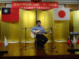 留學生自彈自唱