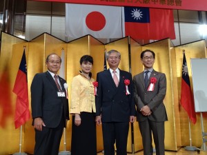 蔡處長伉儷(中)、洪會長(左)、大阪中華學校理事長羅辰雄(右)