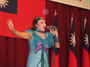 僑民歌手林美伶演唱多首中文歌曲