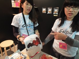 崑山科技大學旗下的藝文產業創新育成中心人員,介紹會因為體感溫度變色的T恤