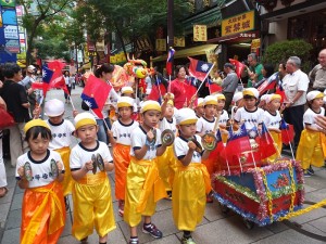 橫濱中華學院的小朋友們在遊行隊伍中表演
