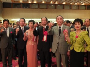 賓客舉杯祝賀中華民國建國102年