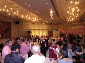會長林國源陪同駐那霸辦事處處長粘信士夫婦向與會人士致意