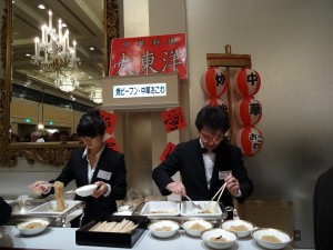 場內提供台灣美食炒米粉和油飯