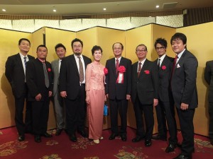 日本中華聯合總會會長毛利友次(右3)和多位僑界青年,與駐日代表合影