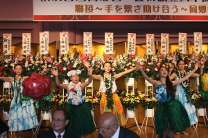 横浜中華学院の生徒親子によるフラダンス
