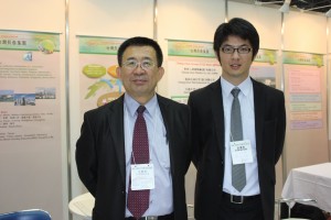長春ジャパン株式会社の呉佳鴻さん（右）と大連化工の徐英傑さん（左）