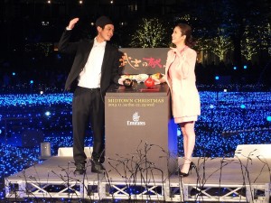 上戶彩和高良健吾為東京中城(Tokyo Midtown)進行聖誕點燈,兩人見到周遭亮起的燈飾,也相當興奮