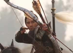 周渝民在《忠烈楊家將》一片中，演出擅長使用弓箭的楊延安（© 2013 Pegasus Motion Pictures (Hong Kong) Ltd. All Rights Reserved.）