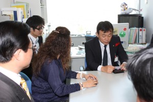 茨城県企画部空港対策課を訪問。渡邊政美空港対策監（右）と懇談