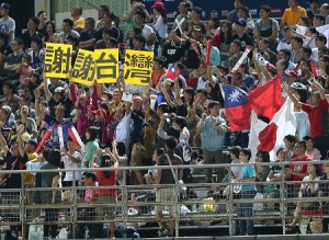 日本球迷在場邊高舉謝謝台灣的字板(照片提供：中央社)