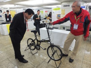 張瑞龍發明一個適合各種2輪交通工具使用的後煞車裝置,吸引日本客得注意