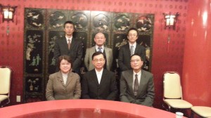 駐日代表處教育組副組長林世英(前排中)與青森大學進行國際教育交流