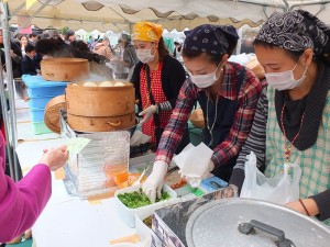 由學生家長準備的美食攤位，讓橫濱中華學校１１６周年校慶活動舉辦的相當成功