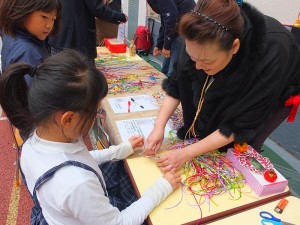 園遊會上安排手作工坊，可親自體驗中國結娃娃的製作