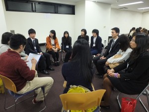 活動中特別安排同學進行團體面試模擬，體驗日本就業活動的特殊文化