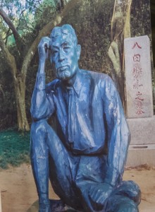 烏山頭ダムにある銅像。考え事をしている八田技師。敗戦後、台湾人が銅像を守ってくれた。