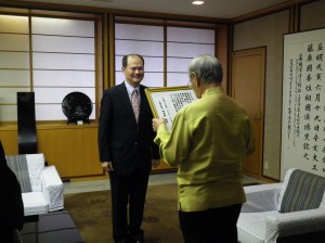 沖繩縣知事仲井真弘多(右)宣讀感謝狀內容