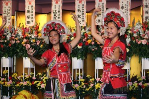 横浜中華学院の生徒が演じる民族舞踊