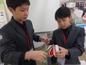 屏東縣仁愛國小的學生黃雋翔、黃雋傑兄弟檔，示範他們發明設計的可伸縮牙刷