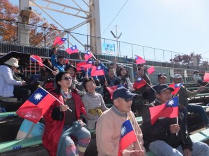 靜岡縣當地華僑在場邊高舉國旗，為台灣選手加油