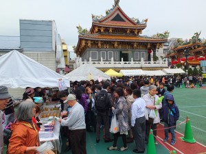 台灣美食攤位附近擠滿人潮，大家都想一嘗台灣道地美食