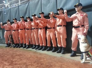 １０日的比賽由台北市搜救隊員參與開球儀式(照片提供：中央社)