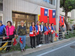 駐那霸辦事處人員和沖繩當地僑民,於賽程沿途持國旗為選手加油