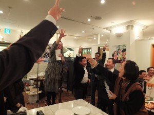 年末餐會上由會長錢妙玲和大家玩猜拳遊戲、送出機票,場面熱絡