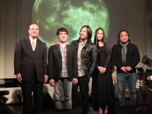 左起為:台北文化中心長朱文清、黃裕翔、《逆光飛翔》導演張榮吉、土岐千尋和日本復興支援媒體隊代表榎田竜路,一同出席東北音樂義演行前記者會