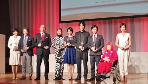 第42屆最佳服裝得獎者,左起為:安倍昭惠代替先生安倍晉三出席領獎、橋谷有造、百田尚樹、夏木瑪麗、堀北真希、綾野剛、佐藤琢磨、草間彌生和瀧川克里斯汀