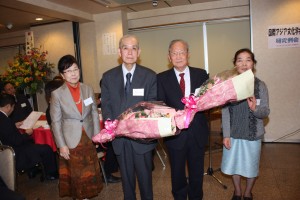 鍾清漢名誉会長、天野隆雄氏に対し、花束贈呈が行われた