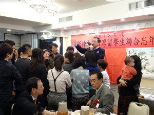 中華航空大阪支店長孫鴻文與同學們玩猜拳送機票
