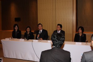 李述徳会長(中)、杜惠娟部長(左2)、陳麗卿エグゼクティブバイスプレジデント(右)、上一二部卓碧華組長(左)、張正武社長(右2)