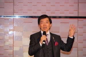 熱唱する南越谷健身会クリニックの周東寛さん