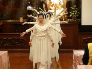 大阪中華學校舞蹈社同學用心演出的千手觀音、讓全場屏息