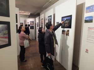 在台灣世界遺產潛力點照片展會場,有許多民眾仔細觀看照片和解說