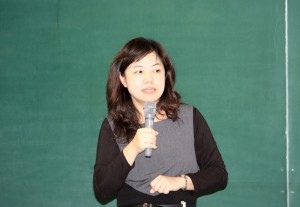 温麗(王偏に其)副執行長