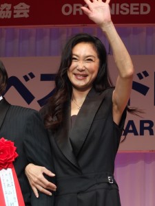 帥氣褲裝登場的淺野溫子獲選為50歲世代部門的最適合配戴珠寶獲獎人