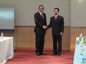 駐日代表処業務組組長周學佑さん(左)と交流協会総務部部長小松道彥さん