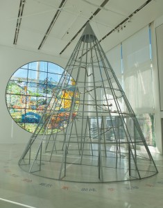 展場中央放置三角錐型的鳥籠,是法國藝術家Anne&Patrick Poirier的作品「The Soul of the World」」