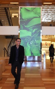 台灣藝術家袁廣鳴的作品「成為葉子的理由」就放置在LV表參道1樓店面,相當引人注目