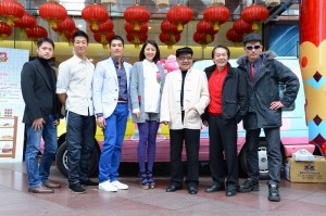 台灣偶像劇《流氓蛋糕店》女主角長澤雅美（左４）及男主角藍正龍（左３）和劇中演員舉行蛋糕義賣會（照片提供：八大電視台）