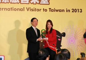 行政院長江宜樺(左)頒贈琉璃藝術品給訪台第800萬名旅客,他並在會中表示2014年台灣觀光將朝900萬人次目標邁進