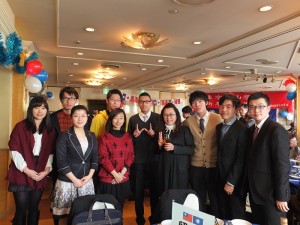 東京台灣商會會長錢妙玲（右４）在會上和留學生代表合影留念