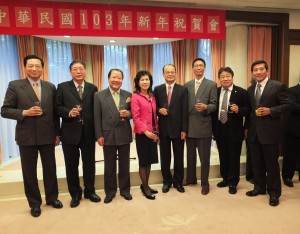 東京華僑總會會長李維祥(左2)與多位僑領參加駐日代表處新年祝賀會