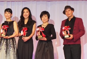左起為,40歲世代部門獲獎人鈴木保奈美、50歲世代的淺野溫子、60歲世代的竹下景子及男星部門獲獎人市原隼人