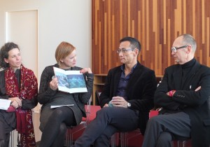 策展人之一的Eva Kraus(左2)在座談會上,向袁廣鳴(右2)詢問作品「城市失格」的概念