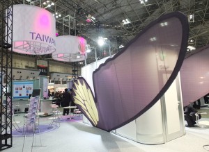 台灣第１２年到日本參加國際奈米科技展，今年展場會館除了沿用蝴蝶的設計之外，特地加上象徵天燈的設計，相當引人注目