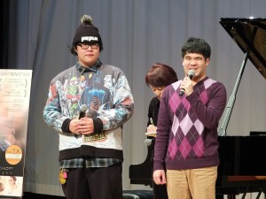黃裕翔和在片中飾演室友的閃亮─謝侃均(左)現身台上,和現場影迷打招呼